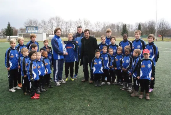 Übergabe Trainingsanzüge G u. D-Junioren