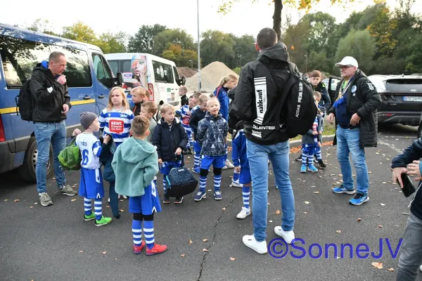 2024-10-18 - Bambinis Einlaufkids beim FCC