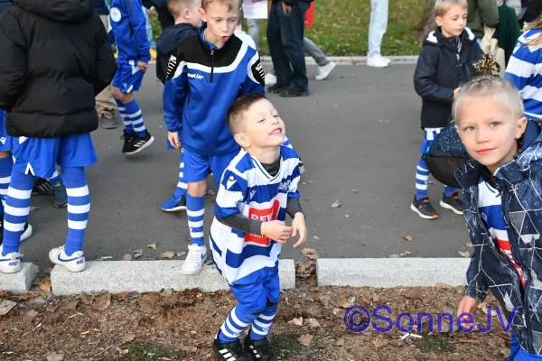 2024-10-18 - Bambinis Einlaufkids beim FCC