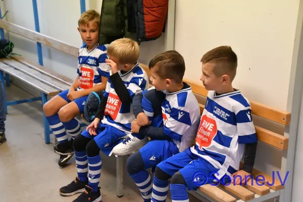 2024-10-18 - Bambinis Einlaufkids beim FCC