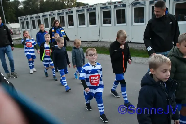 2024-10-18 - Bambinis Einlaufkids beim FCC