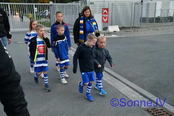 2024-10-18 - Bambinis Einlaufkids beim FCC