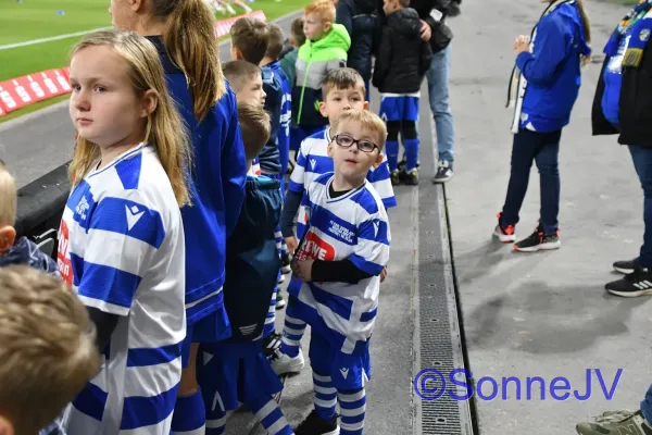 2024-10-18 - Bambinis Einlaufkids beim FCC