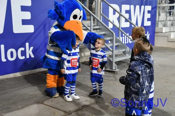 2024-10-18 - Bambinis Einlaufkids beim FCC