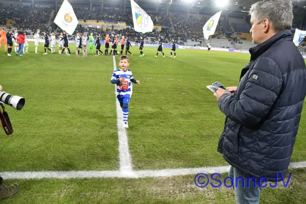 2024-10-18 - Bambinis Einlaufkids beim FCC