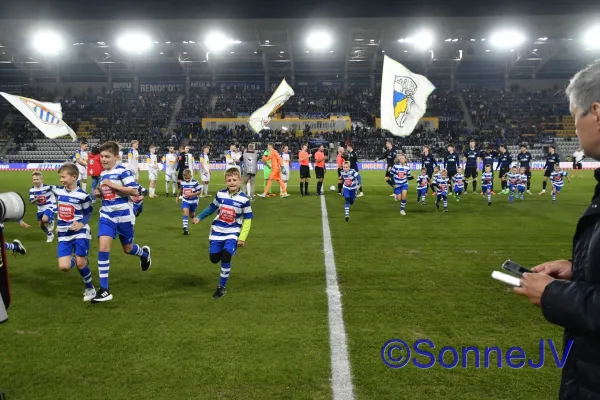 2024-10-18 - Bambinis Einlaufkids beim FCC