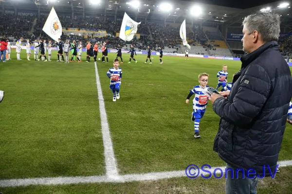 2024-10-18 - Bambinis Einlaufkids beim FCC